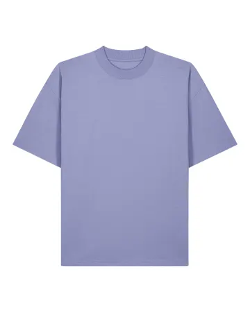 Le tee-shirt oversize en violet foncé, avec une licorne d'Alma